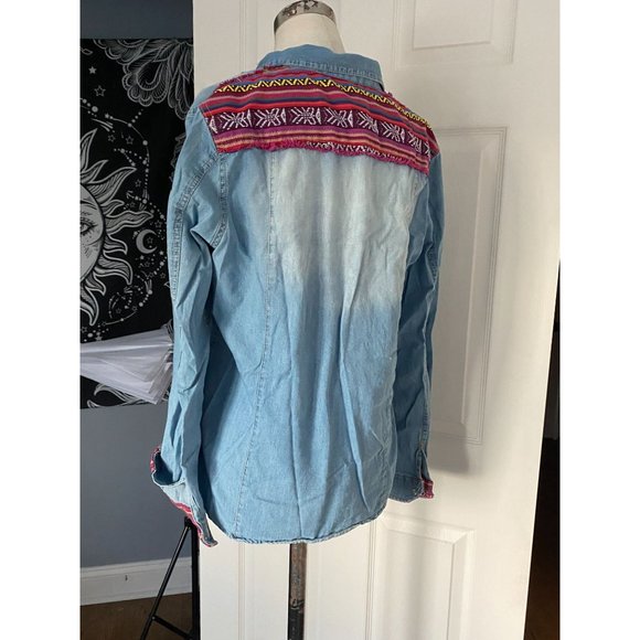 INSO active wear denim chambray button down detailed trim LARGE - Picture 6 of 8